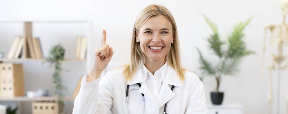 Spezialisierungen als Ernährungsberater - Die Trends 2025 - Ernährungsberaterin arbeitet mit Laptop und Computer