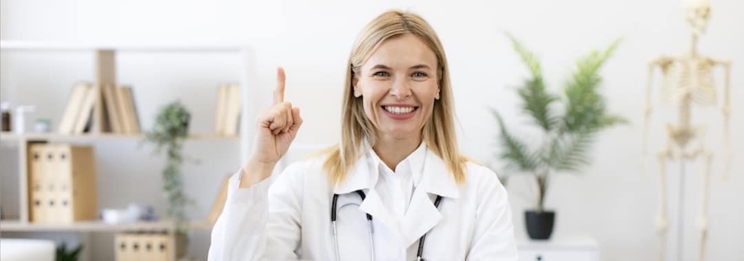 Spezialisierungen als Ernährungsberater - Die Trends 2025 - Ernährungsberaterin arbeitet mit Laptop und Computer